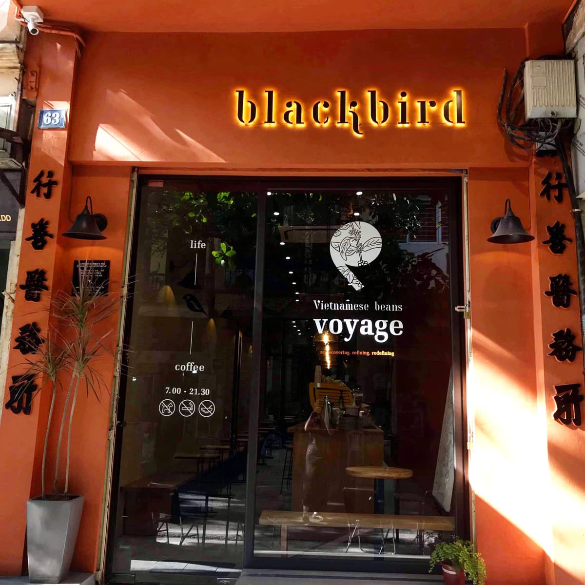 Blackbird Coffee — Chân Cầm